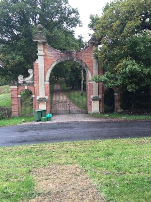 The Pheasantry - Guest House In Beautiful Rural Location Aldermaston Esterno foto
